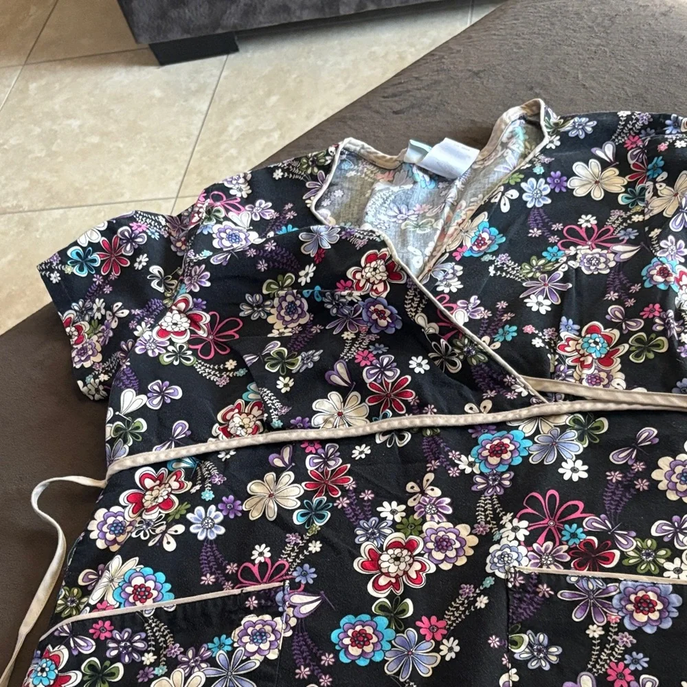 Colorful Scrub Tops Set - Picture 3 of 4